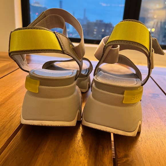 Light gray kinetic Street sorel sandals. Comfortable. Funcional. Cute. - Picture 2 of 4